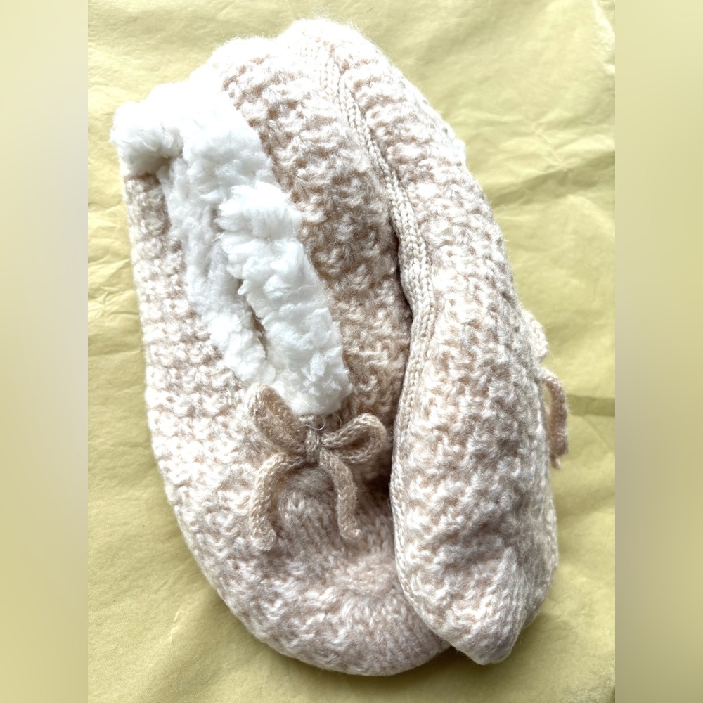 Bass & Co. Sherpa–lined Knit Slippers
Light Beige
NWT / Never Worn